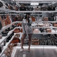 Brand name auction room