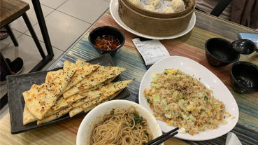 台中西區/向上市場周邊美食/饕之鄉李姐的店-麻辣乾麵、爆湯小籠包、綠豆沙鍋餅跟小菜都很好吃，鮭魚炒飯是鮭魚肉塊不是鮭魚肉鬆深得我心，價位平實且餐點美味，令我回訪無數~台中美食/西區美食/台中小吃推薦/平價版鼎泰豐小籠包/傳統中式料理/饕之鄉李姐的...