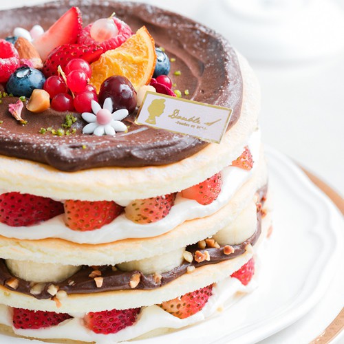 夢幻四層水果鬆餅包覆新鮮當季水果：哪裡新鮮就吃哪裡的多汁草莓、走在世界前端的台灣香蕉，覆盆子/蔓越莓/藍莓/夏威夷果仁，每一層都好精采好棒！香蕉巧克力卡士達和草莓鮮奶油慕斯堆疊登場❤❤陪著我倆在工作室