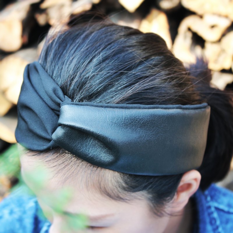 · 產 品 細 節 · 個性感十足的皮革搭配高級西裝布， 兩種截然不同的材質拼接， 低調別緻的設計凸顯妳的獨特氣質， 耐看又耐搭適於各種場合做搭配。 · 保 養 方 式 · 請依正常方式使用，切勿施加