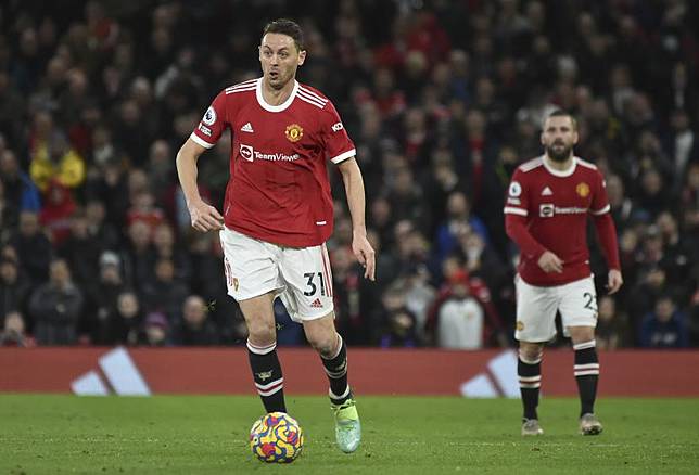 Nemanja Matic dari Manchester United beraksi selama pertandingan sepak bola Liga Premier Inggris antara Manchester United dan Burnley di Old Trafford di Manchester, Inggris, Kamis, 30 Desember 2021.