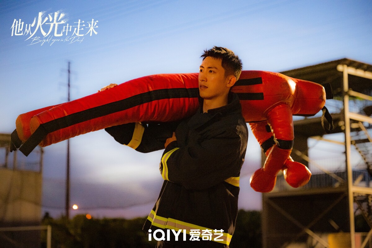 陸劇6位男星演消防員！《他從火光中走來》黃景瑜MAN，羅雲熙&amp;龔俊帥炸，楊洋卻被嫌油