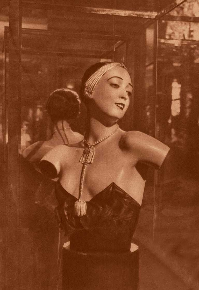 1932年，香奈兒女士於巴黎的私人豪宅中，發表「1932 Bijoux de Diamants」系列作品，以人台模特兒展現仕女佩戴珠寶的真實樣貌。（圖╱CHANEL提供）