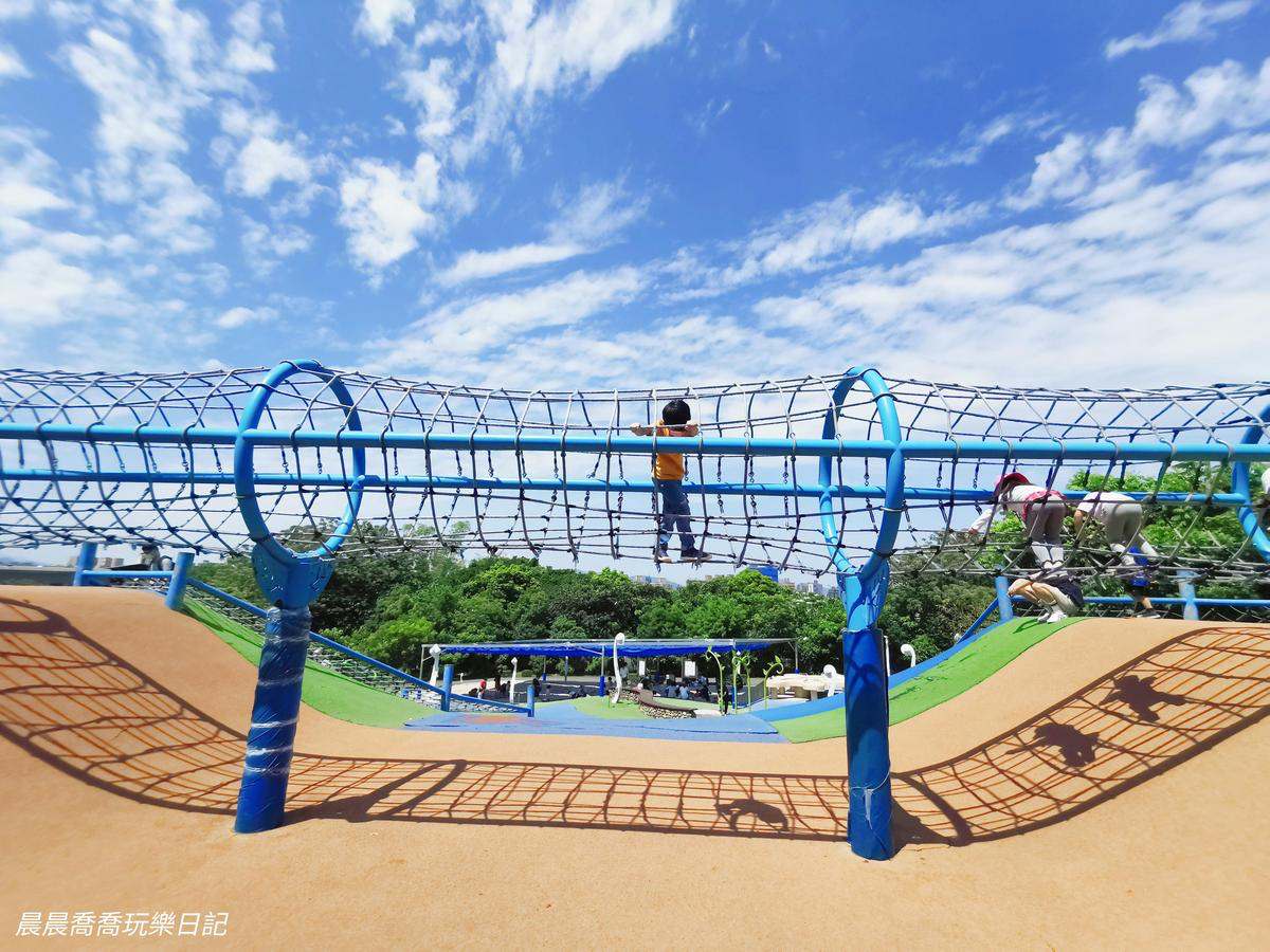 玩到虛脫都不想回家！雙北８「最強親子公園」：28米長滾輪滑梯、輕軌遊樂場