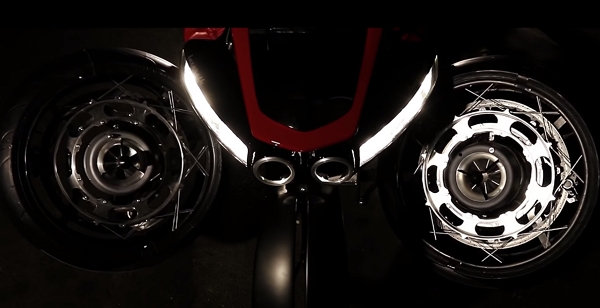 機甲創世紀？法國重機改裝廠 Lazareth 釋出一款搖臂變形、輪軸帶有噴射引擎的飛天四輪重機影片