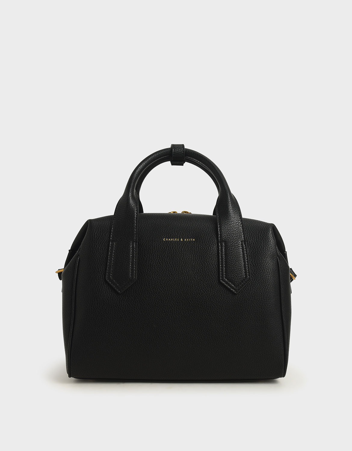 以柔軟的皮革復刻實用的經典造型，立體剪裁擁有超大空間，讓女孩愛裝什麼就裝什麼，在各種場合都能自如運用，使用金屬感的拉鍊頭點綴，加深時髦印象，就算少了飾品加持也覺得明亮有型。