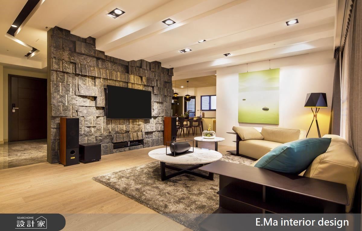 天花板使用高低落差的長條設計，隱藏大樑的同時增添了視覺效果，與電視牆面相互呼應，一旁的間接照明曲折的溝槽，柔化燈光的同時也相當有造型。