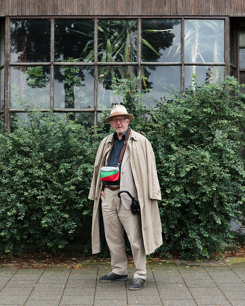 100% bluesign 認證防撕裂尼龍，產品製造過程重視環保與勞工道德觀點。採用更友善環境與安全的水性防水處理。高品質超好拉防水拉鍊，車工精緻並內附夾層方便收納。背部設計附高品質魔⻤氈，可固定於腳