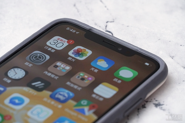 強壯又好看的 iPhone 保護殼 Otterbox 開箱，相容於玻璃保護貼、裝上後仍可使用無線充電