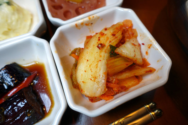 偷飯賊-信義遠百A13餐廳推薦，台北信義區韓式聚餐、一個人的韓式料理，九宮格小菜+韓式鍋物/燒肉/定食，信義區平價韓式美食(內含偷飯賊遠百菜單) 