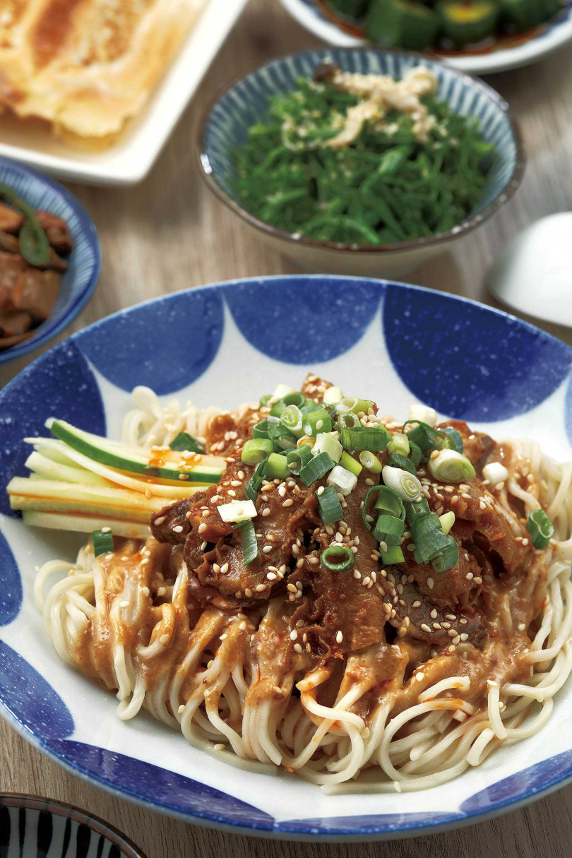 夏日限定的「麻辣牛肉牛腹芝麻冷麵」，香辣順口，十分開胃。（150元）（圖／于魯光攝）