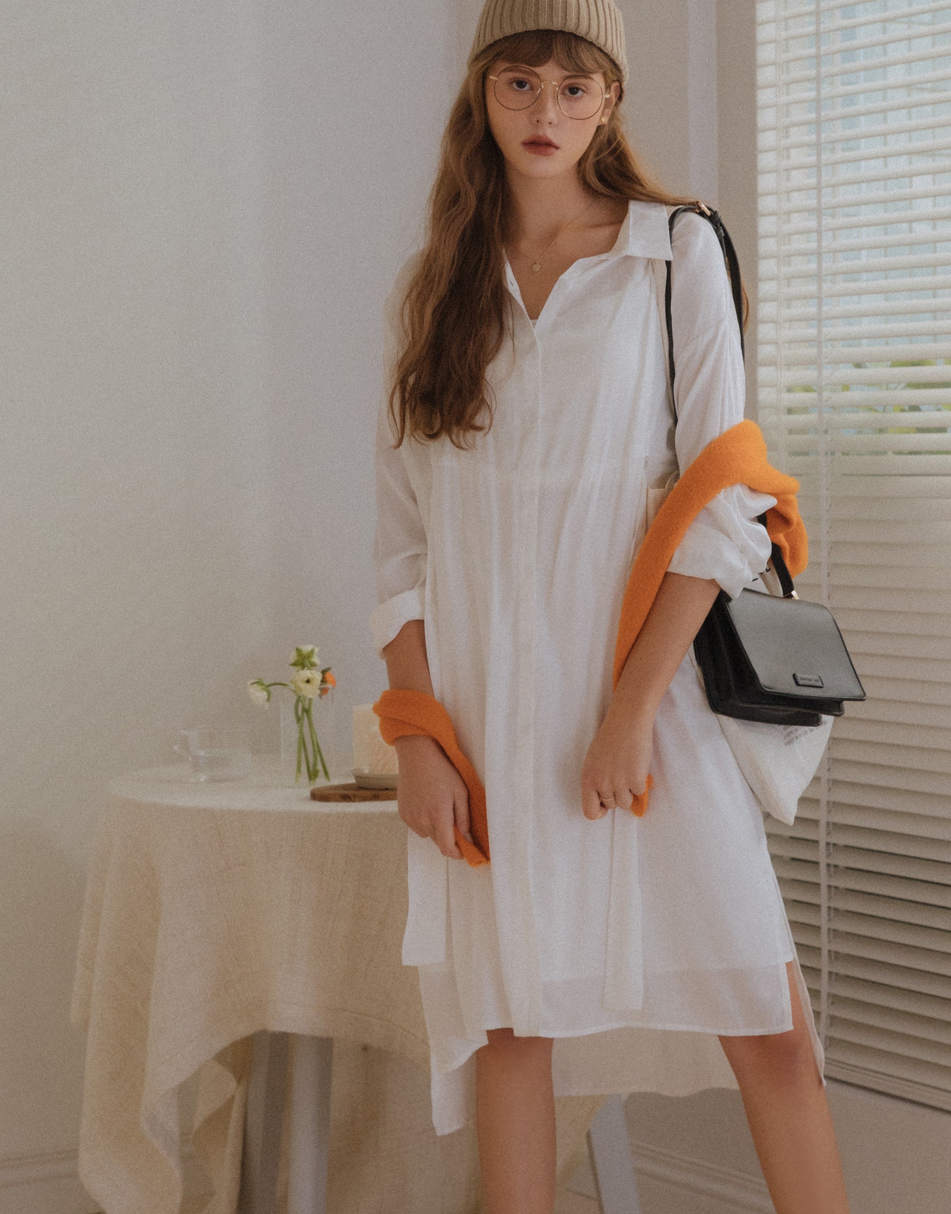 前開襟開釦設計/前扭結綁帶設計，可拆開綁帶/無內裡/衣長前短後長/下襬兩側開岔/袖子可反摺捲袖