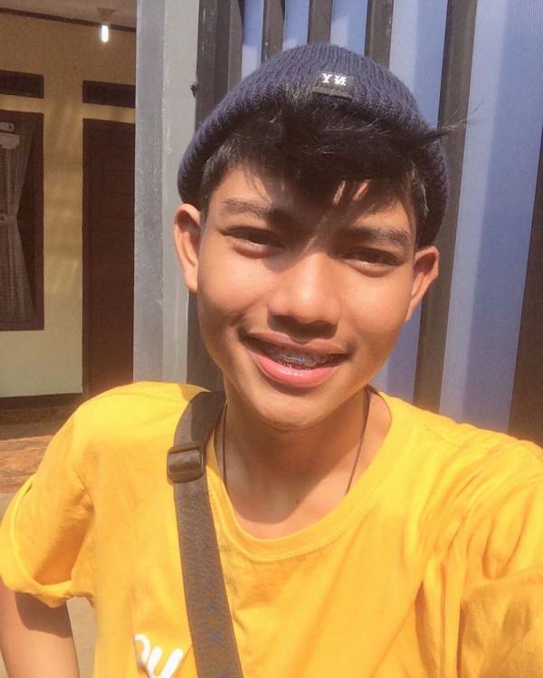 Pengganti Bowo Alpenlieble Ini 10 Potret Artis Tik Tok Sandy Saputra