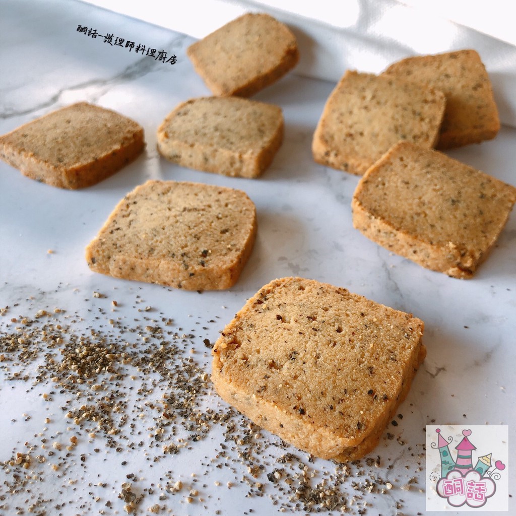 黑胡椒餅乾（無奶蛋）黑胡椒餅乾鹹甜滋味，加上黑胡椒的微辣口感，多重層次滋味，好吃與驚喜一起呈現！成分：杏仁粉、奶油、赤藻糖醇、帕馬森起司粉、黑胡椒、海鹽產品規格：一份８入一片重量：13g（+-5%）⭐