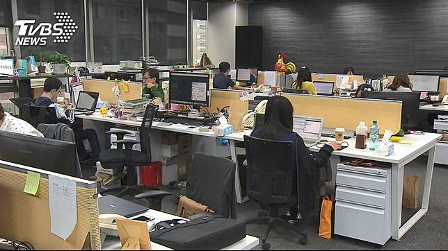 台中1名任職貨物海運報關工作將近25年的男子，在退休前7天竟遭到雇主解僱。(示意圖／TVBS)