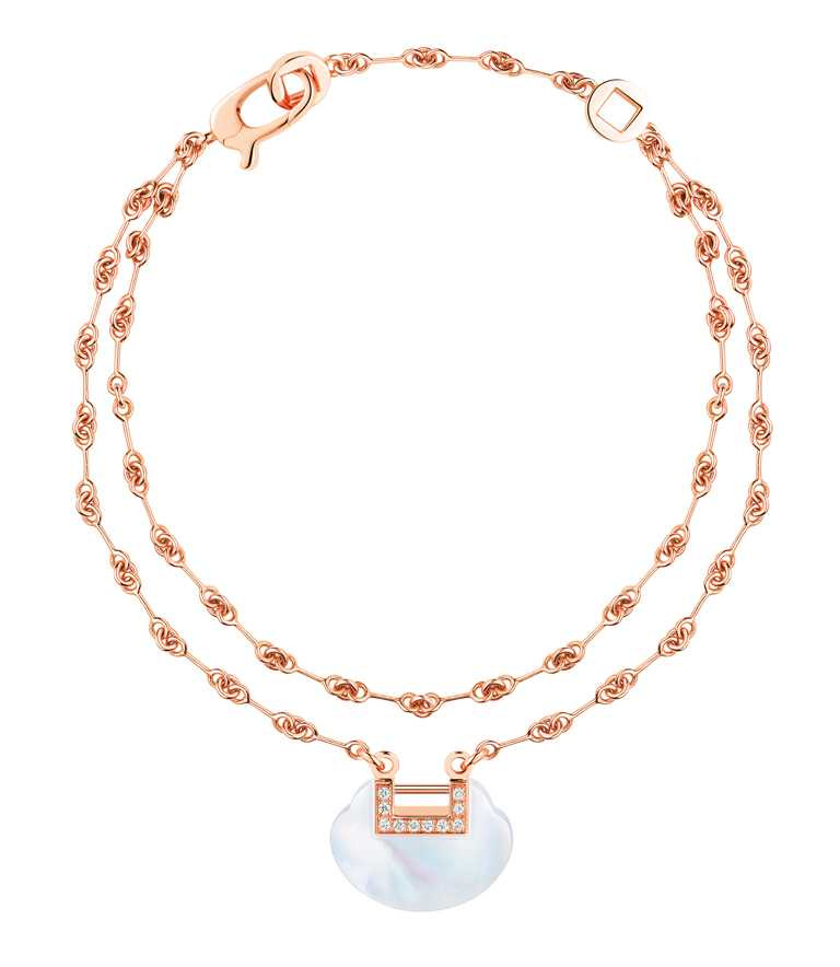 Qeelin「Yu Yi系列」18K玫瑰金鑲鑽珍珠母貝雙鍊手鍊╱92,500元。（圖╱Qeelin提供）