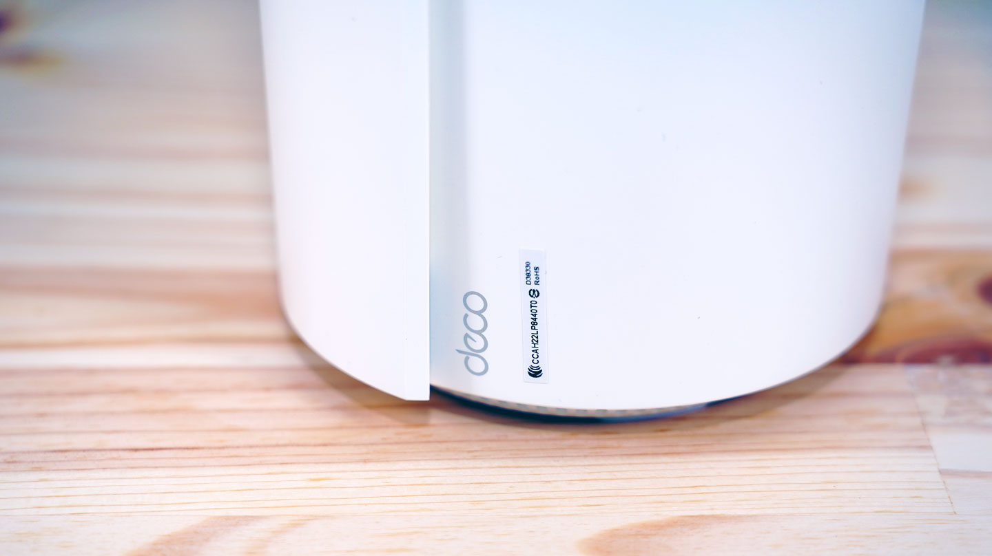 機身頂部也是白色設計，搭配了極為低調的 TP-Link 的銀色 LOGO。