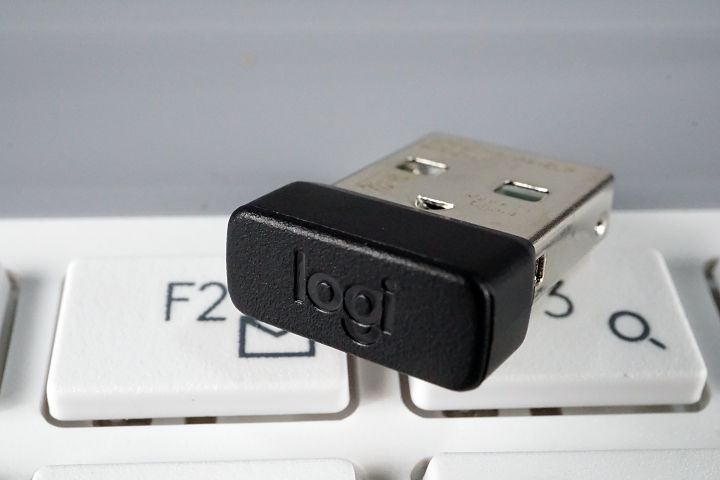 內附的 USB 藍牙接收器體積相當輕巧。