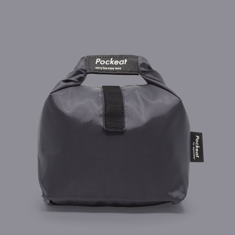 Pockeat，是「pocket口袋 + eat吃」這兩個英文單字的混合，最輕巧的食物袋，可收納進小包包或口袋，不影響行程，但又能隨時拿取用。內袋是防水的材質，可以直接接觸食物。不論是麵包、餅乾、有醬