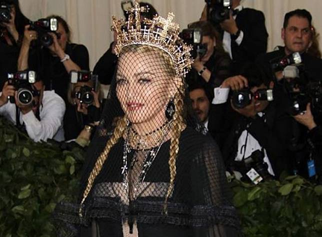 Wow, Madonna Pakai Aksesoris Karya Desainer Indonesia Rinaldy A. Yunardi di Acara Met Gala!