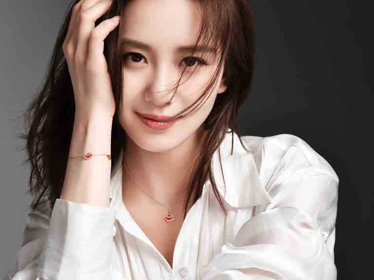 Qeelin品牌代言人劉詩詩，佩戴「Yu Yi七夕系列」紅瑪瑙珠寶作品。（圖╱Qeelin提供）