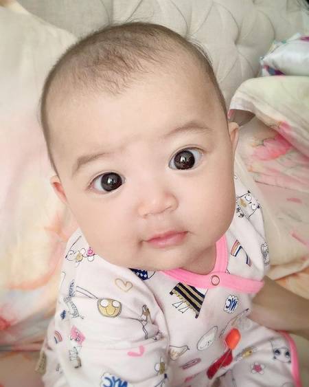 11 Potret Menggemaskan Thania Putri Onsu Senyumnya Imut Nan