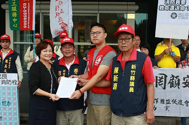 勞動黨竹縣議員陳新源、羅美文今天上午與消防員工作權益促進會等到竹科管理局外陳情。記者郭政芬／攝影