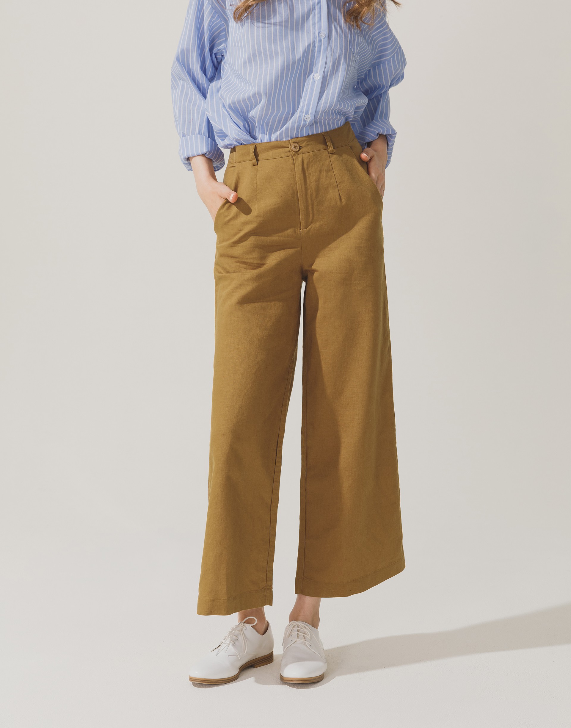 彈性：適中 涼爽棉麻材質、寬版設計、側邊附口袋、後裝飾口袋、無內裡、正中燙線設計