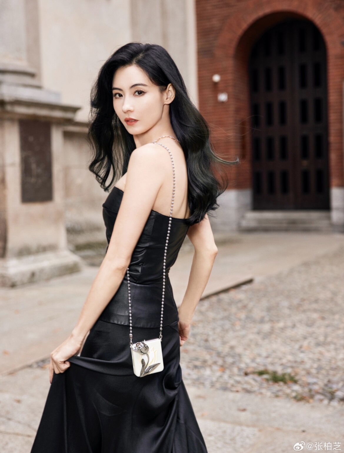 米蘭時裝週上的大陸女星：趙露思Versace展現雙重魅力、張柏芝現身Tomford美翻全網！