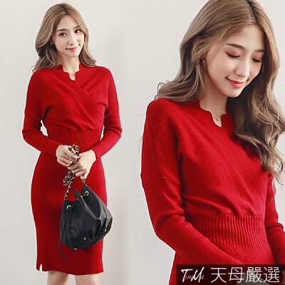 ◆坑條針織材質 ◆波浪領交叉設計 ◆修身連袖設計 ◆側邊開衩設計 ◆縮腰包臀剪裁