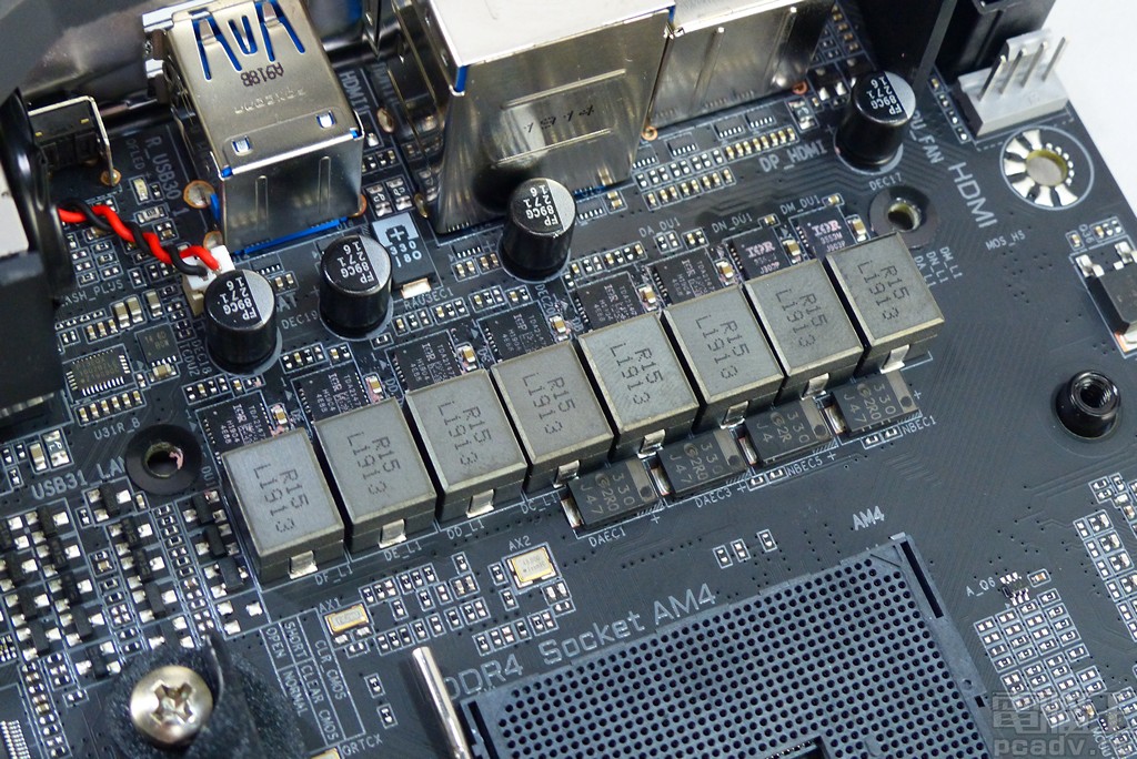 ▲ 處理器供電轉換單相後端串接 1 個 0.15μH 電感，並各自安排 9 顆和 6 顆 APAQ 導電性高分子鋁電解電容（堆疊型）於核心和 SoC（部分 APQA 電容位於主機板背面）。