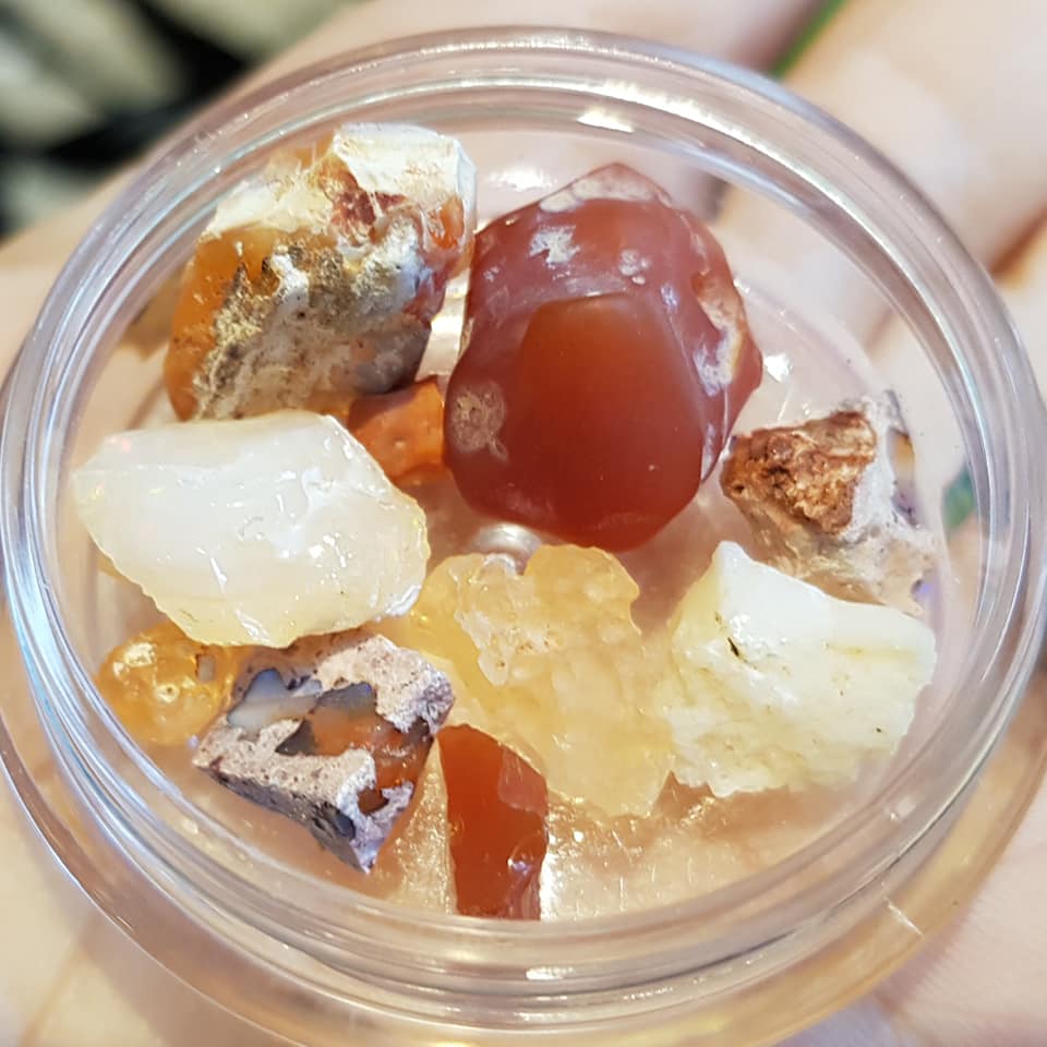 幽浮盒的尺寸為4公分，重量約7公克，照片中即為此組全部，有兩張照片是沒有水的時候，其他三張照片是逐步噴灑能量水後的照片。