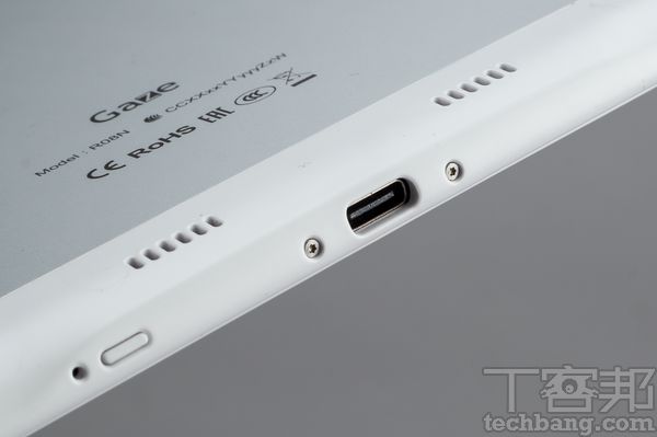 充電接口採用標準 USB Type-C 介面，可進行充電及檔案的傳輸。