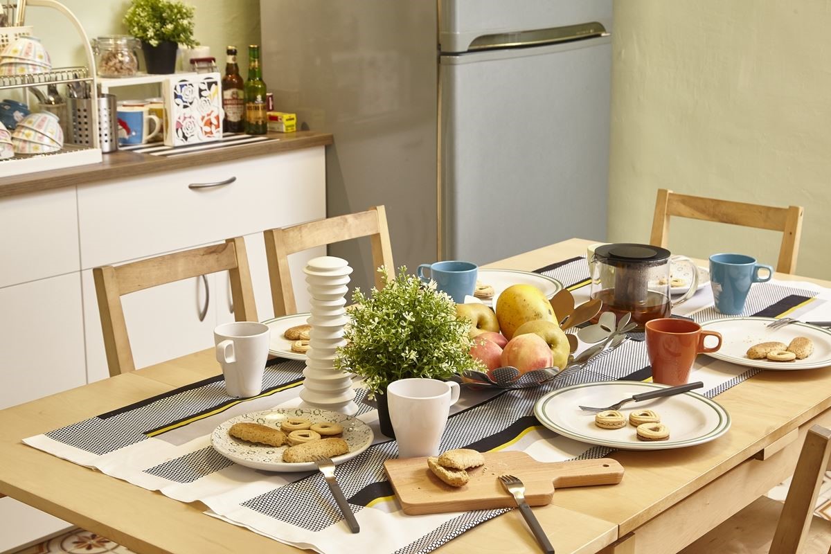 運用家具櫃體：IKEA BJURSTA延伸桌NT.$6,990元 適合6-10 人用餐的延伸餐桌