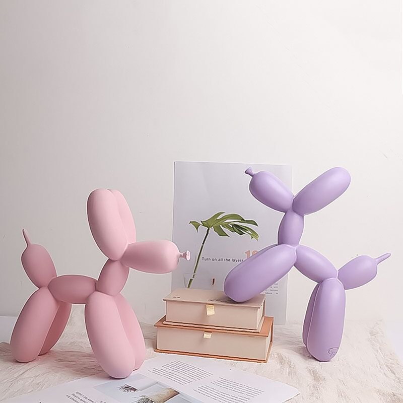 氣球狗是美國當代最知名的波普藝術家之一傑夫·昆斯創作。2013年11月12日傑夫·昆斯的橙色巨型裝置作品《氣球狗》在紐約夜場拍賣以5840.5萬美元成交，創造在世藝術家單品拍賣世界新紀錄，也成為世界上