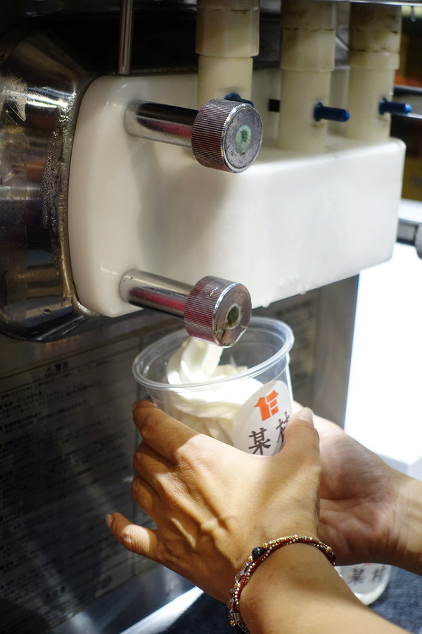 某村綠豆沙專賣所京站快閃店，台北好喝綠豆沙，台南5號綠豆及初鹿鮮乳製作的綠豆沙及綠豆沙霜淇淋，還原記憶的好滋味