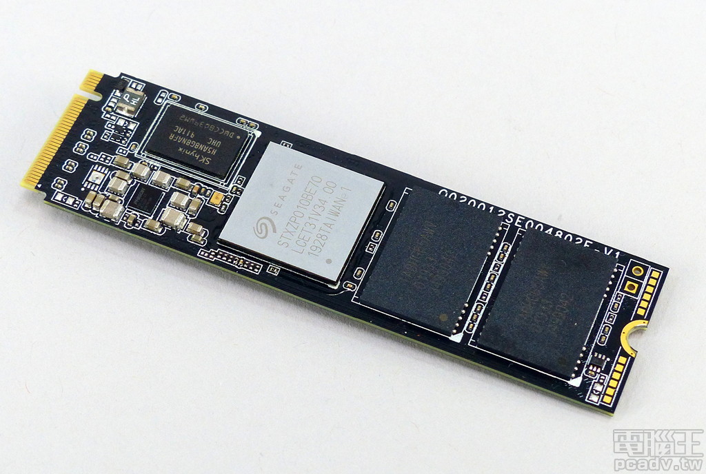 將正面貼紙移除，可以看見內嵌金屬銅片的 SSD 控制器晶片，較小的黑色晶片為動態記憶體，右側 2 個黑色晶片為快閃記憶體。