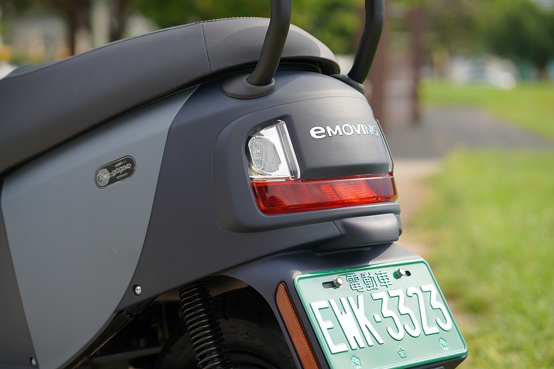 尾燈設計較為流線。