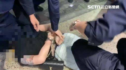金髮女肩撞爆粗口　遭壓制哭喊：好痛