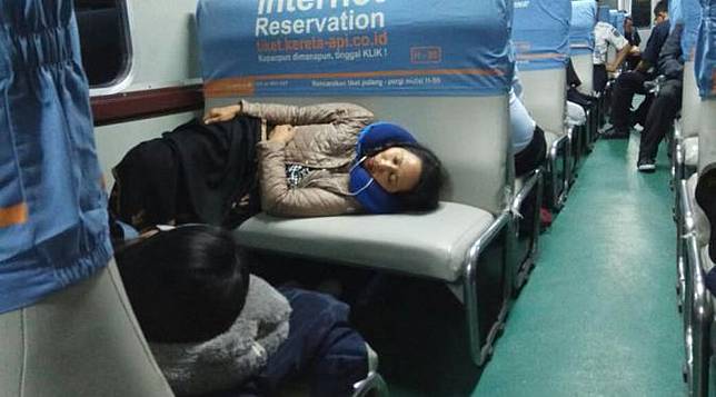 Gaya Menteri Rini Tidur di Kereta Ekonomi