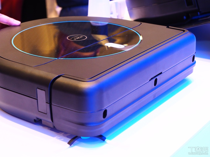 吸地、拖地二合一，HOBOT 推一分鐘 600 下高速擦拭的 LEGEE-668