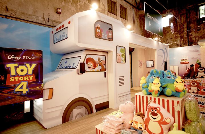 商店入口設計成電影中的 RV 旅行車。