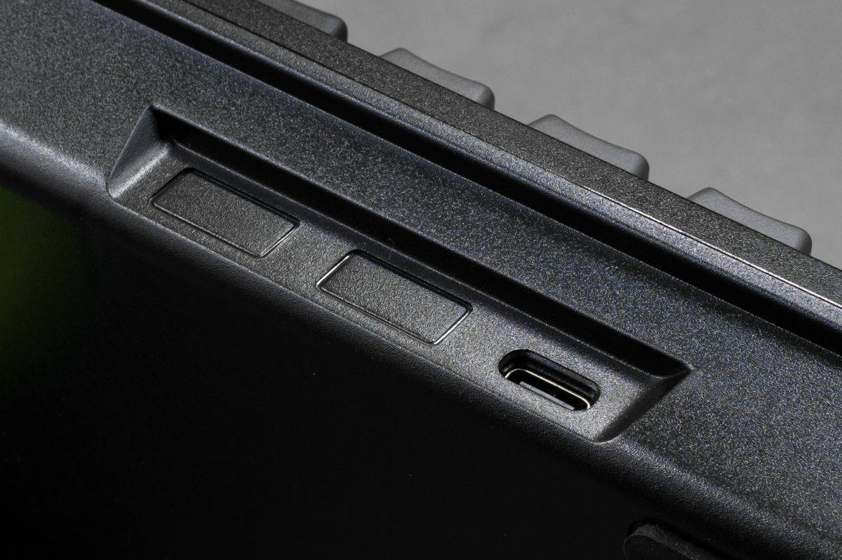 連之後的 iPhone 都要使用 Type-C 了，要幫鍵盤充電不怕找不到線。