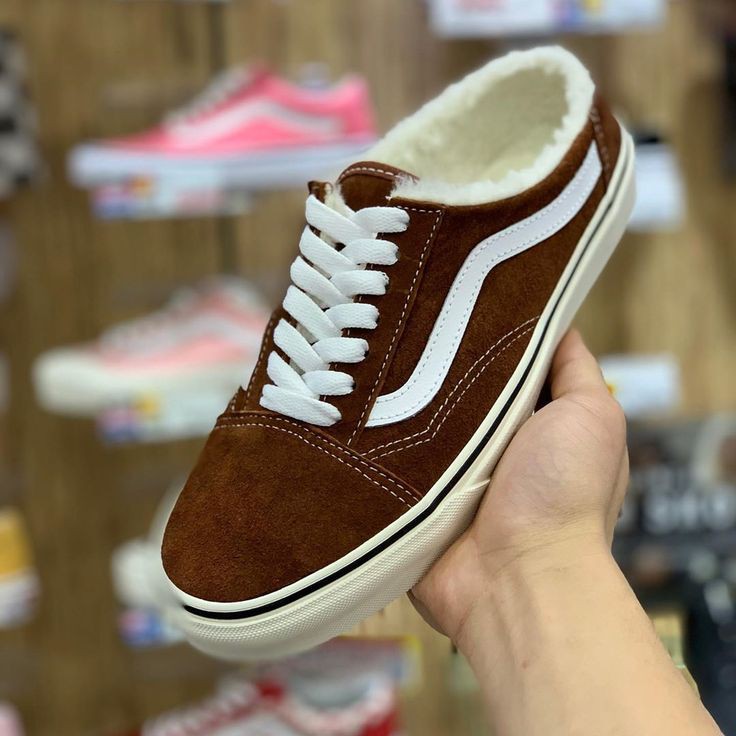 【版型偏大，可小半號到一號拿，後腳跟像拖鞋容易浮起】VANS OLD SKOOL MULE 焦糖 毛絨絨型號：VN0A4P3Y00J∆下單後隔天寄(假日未出貨)，若有其他問題會聊聊告知，請您留意聊聊訊