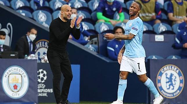 Ekspresi penyerang Manchester City, Raheem Sterling (kanan) pada laga final Liga Champions kontra Chelsea di Estadio do Dragao, Minggu (30/5/2021) dini hari WIB. [Jose Coelho / POOL / AFP]