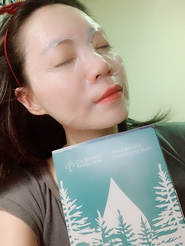 倪倪愛保養－（面膜推薦）網紅名媛肌膚水嫩透亮乾濕分離保濕神級般的面膜聖品－CHRONO AFFECTION時間寵愛黑雲杉保濕永恆生物纖維面膜直擊開箱