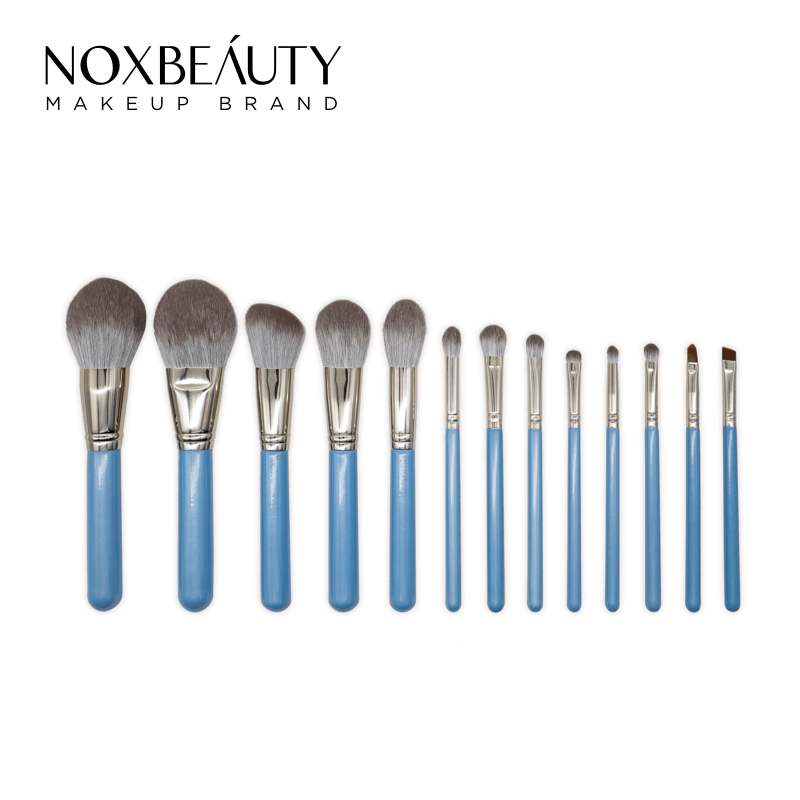 【商品特色】刷毛：采用優質人造纖維，毛量豐厚密實，毛峰纖細柔軟，好上妝，妝面更服帖，自然不假面管口：采用加厚鋁材，亮面質地，耐磨不變形不易刮花，台階式壓管設計， 保證刷桿穩固不掉落刷桿：原木烤漆刷柄，