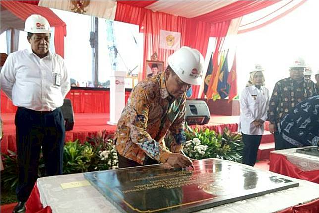 Menteri Riset, Teknologi dan Pendidikan Tinggi (Menristekdikti) Mohamad Nasir menandatangani prasasti groundbreaking pembangunan kampus baru Universitas Sultan Ageng Tirtayasa di Serang, Banten, Rabu (26/09/2018). (ANTARA/ Martha Herlinawati Simanjuntak)