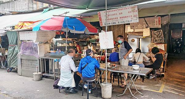 【台北美食】阿信大餛飩-網路評價4.5顆星的爆大份量路邊攤美食