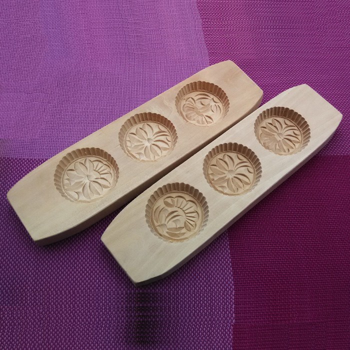 使用保養說明 木質模具的使用及保養是非常方便和簡單的在首次使用前先用水刷洗干凈后用食用油在模具內外涂抹幾遍或者直接把模具放入食用油中浸泡一段時間就更好了全當給模具刷了一遍漆可以大大的延長使用壽命的于陰